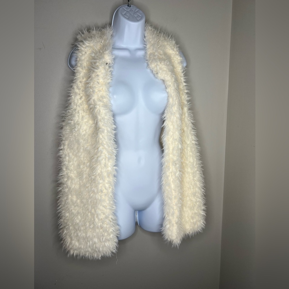 Bobbie Brooks oversized fuzzy long vest. Small. Hook and eye closure. Soft! - Picture 3 of 7